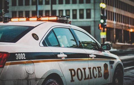 Un barbat a jefuit o banca din SUA, apoi a aruncat toti banii catre tr