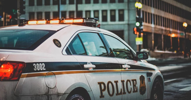 Un barbat a jefuit o banca din SUA, apoi a aruncat toti banii catre tr