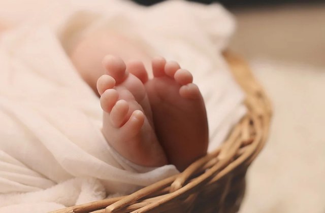 Angajatii ISU au facut cadouri bebelusilor nascuti in ziua de Craciun