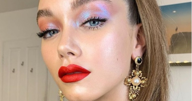  Top  Te vor face sa te simti speciala: 10+1 idei de machiaj simplu, dar de efect pentru Revelion