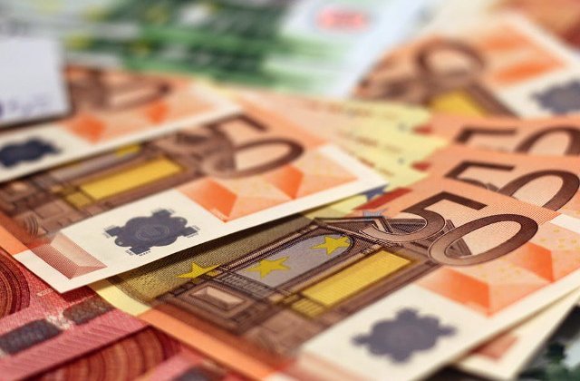 Un barbat din Germania a returnat un rucsac, uitat sub un copac, in care se aflau 16.000 de euro