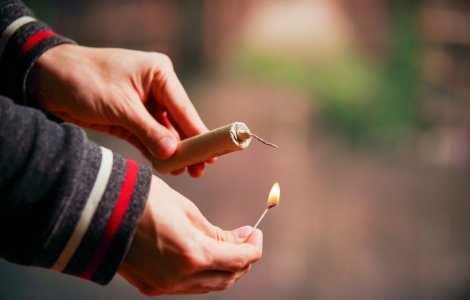 Medic: Pe ambalajul petardelor ar trebui sa scrie ca pot produce mutilari