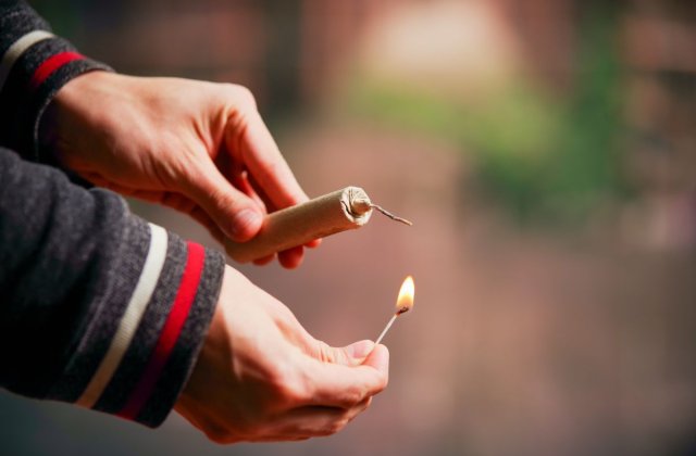 Medic: Pe ambalajul petardelor ar trebui sa scrie ca pot produce mutilari