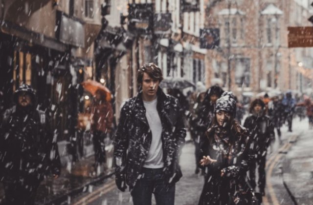 Scad temperaturile in Capitala. Precipitatii mixte si sub forma de ninsoare, incepand de sambata dupa-amiaza