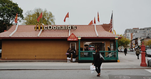 O femeie a fost salvata de angajati McDonald`s dupa ce a mimat din buz