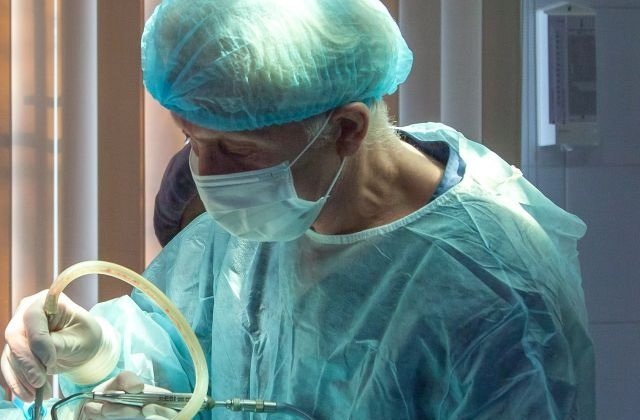 O femeie a murit dupa o operatie estetica. Medicul ar fi efectuat singur interventia chirugicala