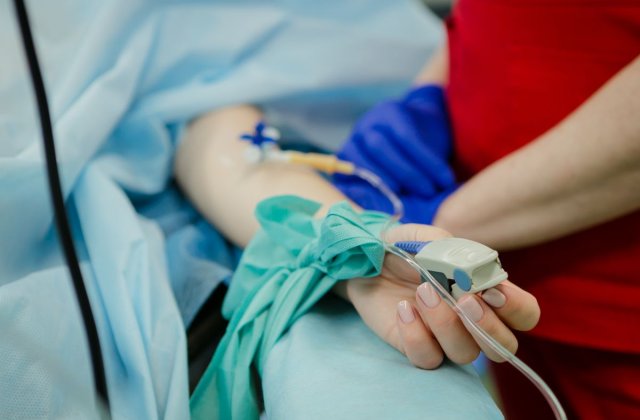 Asistenta medicala care ar fi fost agresata de sot a murit dupa mai multe zile de coma