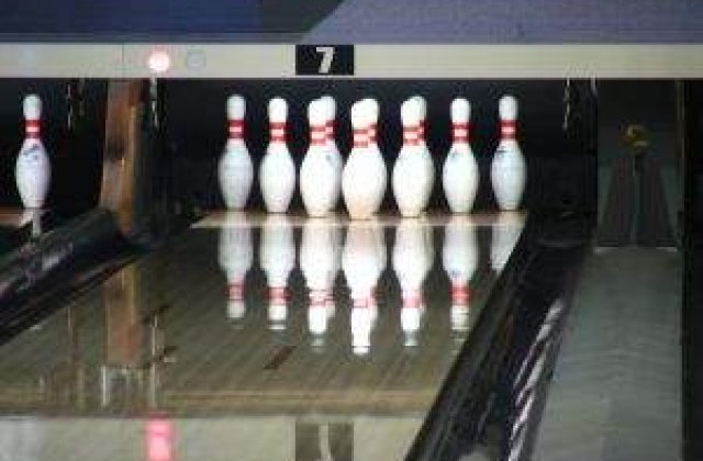 Peste 140 de jucatori profesionisti, la Turneul International de Bowling din Romania