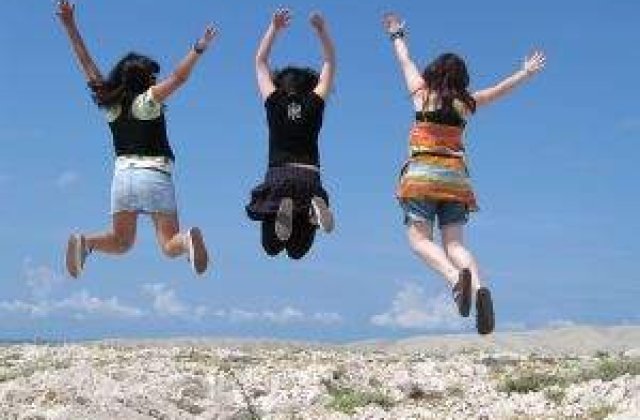 Studiu: Adolescentii crescuti de lesbiene sunt mai destepti si mai fericiti