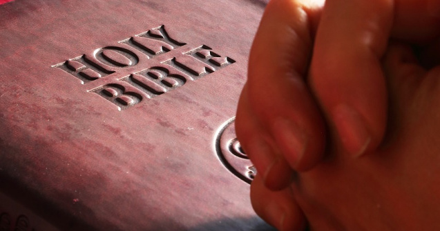 O manastire plutitoare ancorata intr-un port olandez, somata sa pleci