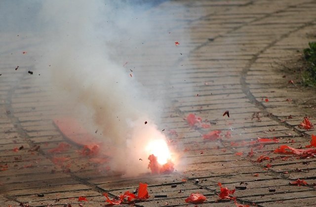 Adolescent de 17 ani, ranit dupa ce o petarda i-a explodat in fata