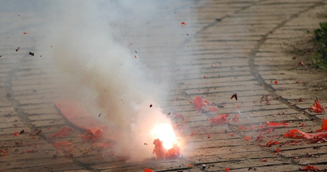 Adolescent de 17 ani, ranit dupa ce o petarda i-a explodat in fata