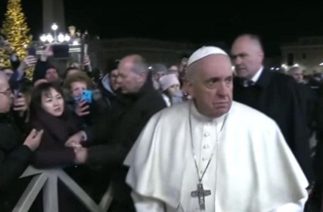 Papa isi cere scuze pentru ca "si-a pierdut rabdarea" in fata unei credincioase prea grabite, retragandu-si agasat mana