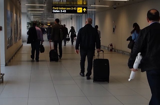 Aglomeratie in aeroportul Otopeni, din cauza blocajelor la benzile de bagaje si a unor pene de curent