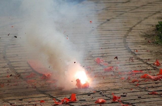 Doi copii de 5, respectiv 6 ani, s-au ales cu traumatisme grave dupa ce au fost loviti de petarde