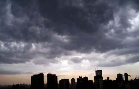 Previziune ANM: Ploi torentiale si conditii de grindina in mare parte din tara