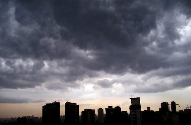 Previziune ANM: Ploi torentiale si conditii de grindina in mare parte din tara