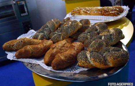 Elevii, hraniti cu batoane cu vaselina