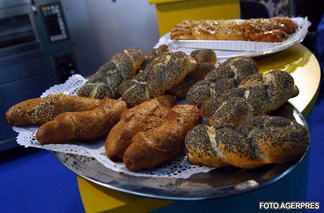 Elevii, hraniti cu batoane cu vaselina