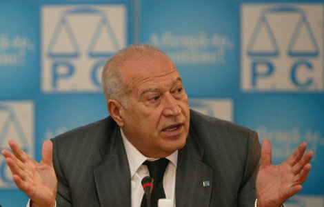 Voiculescu ii pune diagnostic lui Basescu: 'Ii tremura mana pe pahar, e boala psihica'