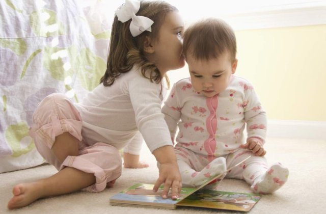 Copiii cu parinti plecati la munca in strainatate au primit cadou de la Senat o lege