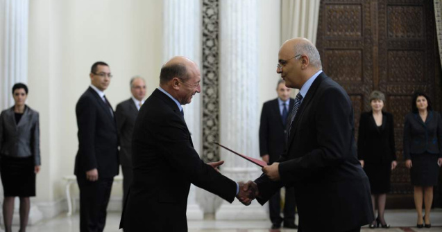 Ce l-a rugat Basescu pe Arafat la ceremonia de investire?