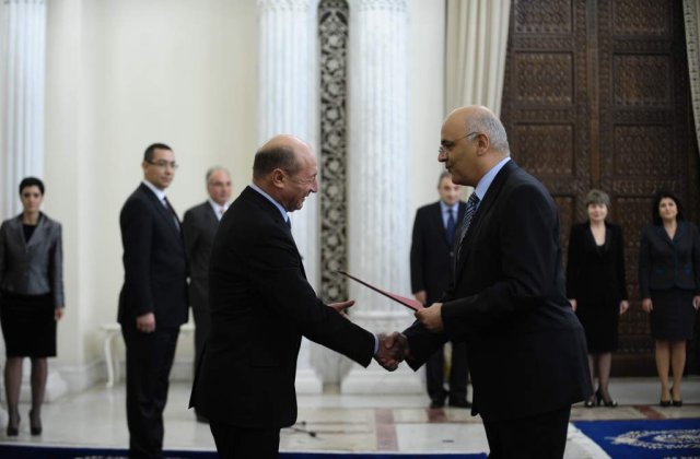 Ce l-a rugat Basescu pe Arafat la ceremonia de investire?