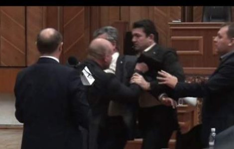  Video  Bataie "ca-n codru" in Parlamentul de la Chisinau