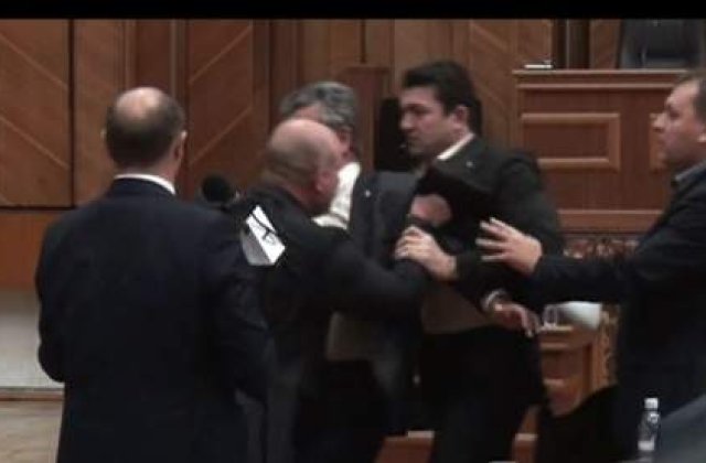 [VIDEO] Bataie "ca-n codru" in Parlamentul de la Chisinau