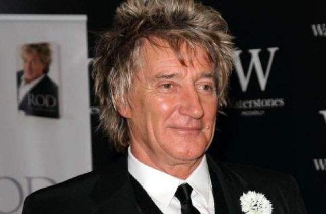 Starul rock britanic Rod Stewart a fost acuzat ca a lovit un paznic de Revelion