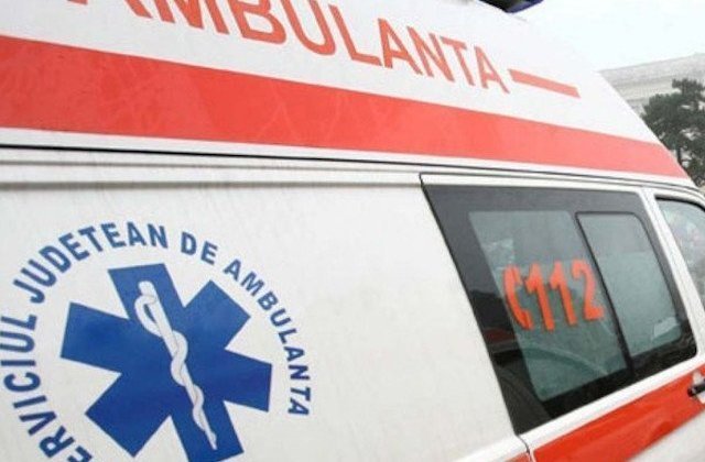 O femeie a murit, iar cei trei copii ai sai si un barbat au fost raniti, dupa ce s-au rasturnat cu masina