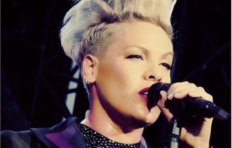 Pink doneaza 500.000 de dolari serviciilor de pompieri din Australia