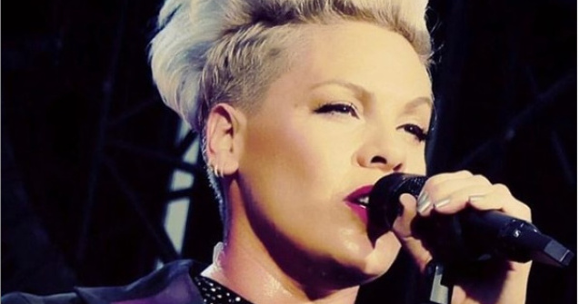 Pink doneaza 500.000 de dolari serviciilor de pompieri din Australia