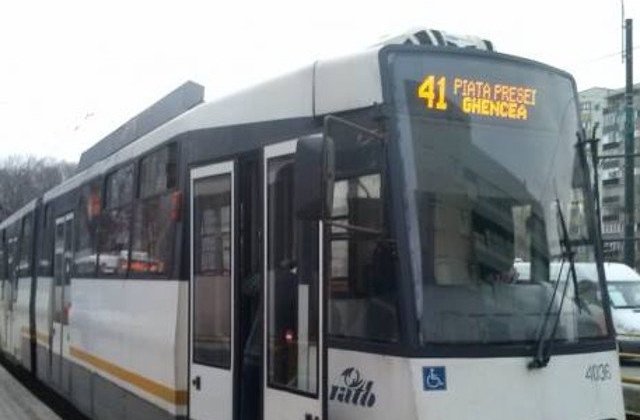 Dosar penal pentru distrugere in cazul vatmanului care a impins o masina cu tramvaiul