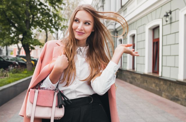 Mereu cu un pas inainte: 8 trucuri vestimentare care te vor face sa arati mult mai tanara