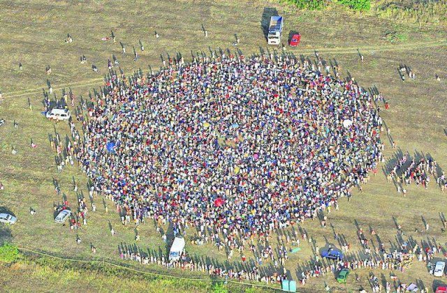 Peste 1.000 de persoane participa la o "spirala" MISA pe un camp de la marginea Capitalei