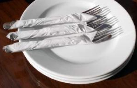 Romanii nu mai merg la restaurant: 50.000 de angajati risca sa fie concediati