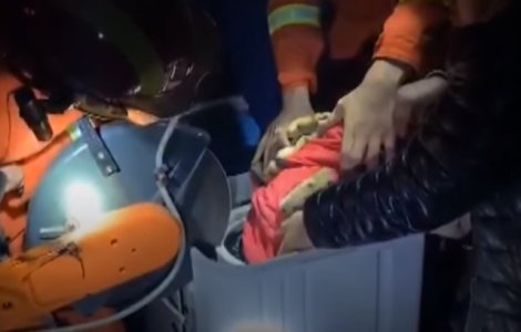 Fetita de 4 ani, salvata dupa ce a ramas blocata in masina de spalat/ VIDEO