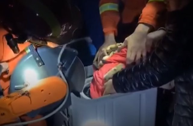 Fetita de 4 ani, salvata dupa ce a ramas blocata in masina de spalat/ VIDEO