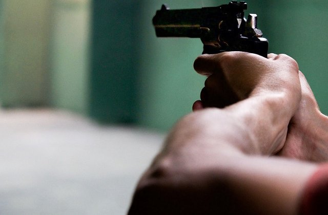 Un barbat din Iasi a fost impuscat pe strada. Atacatorul a fugit de la locul faptei