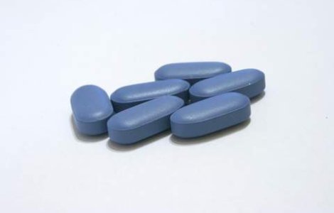 Un bebelus este tinut in viata cu... Viagra