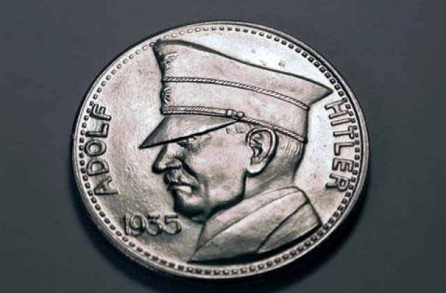 Hitler facea injectii cu hormoni din testiculele taurilor pentru a fi romantic