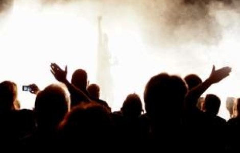 Cat vor costa biletele pentru concertul "The Wall" al lui Roger Waters?