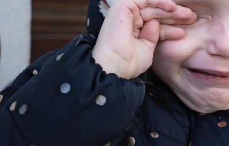 O fetita de 5 ani, aflata in stare de neglijare extrema si care a trait mult timp fara sa vada lumina zilei, gasita inchisa