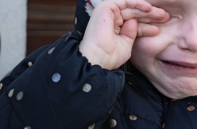 O fetita de 5 ani, aflata in stare de neglijare extrema si care a trait mult timp fara sa vada lumina zilei, gasita inchisa