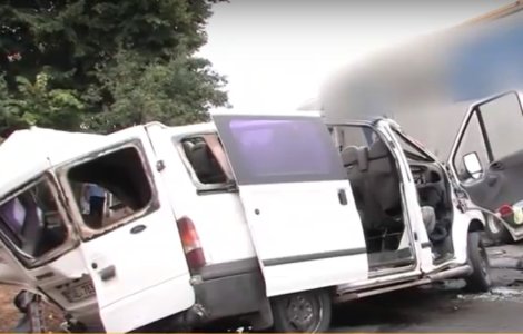 Microbuz rasturnat in Constanta: 2 morti si 16 raniti