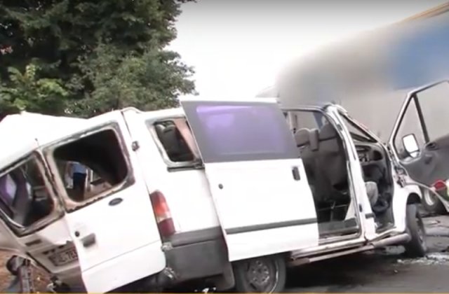 Microbuz rasturnat in Constanta: 2 persoane au murit si alte 16 au fost ranite