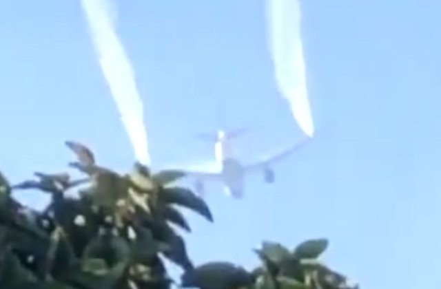 Un Boeing si-a golit rezervoarele cu carburant peste o scoala. Circa 20 de elevi si peste 10 adulti, stropiti cu kerosen/ VIDEO