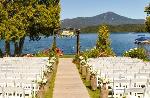 O nunta inedita: un cuplu isi facea juramintele in timpul eruptiei unui vulcan din apropiere/ VIDEO