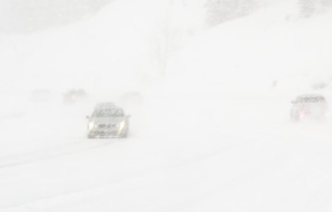 Femeie salvata dupa ce a stat 6 zile intr-o masina acoperita de zapada